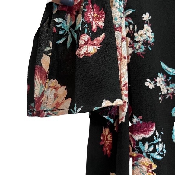 Lily Black cold shoulder black floral top size medium - Picture 4 of 7